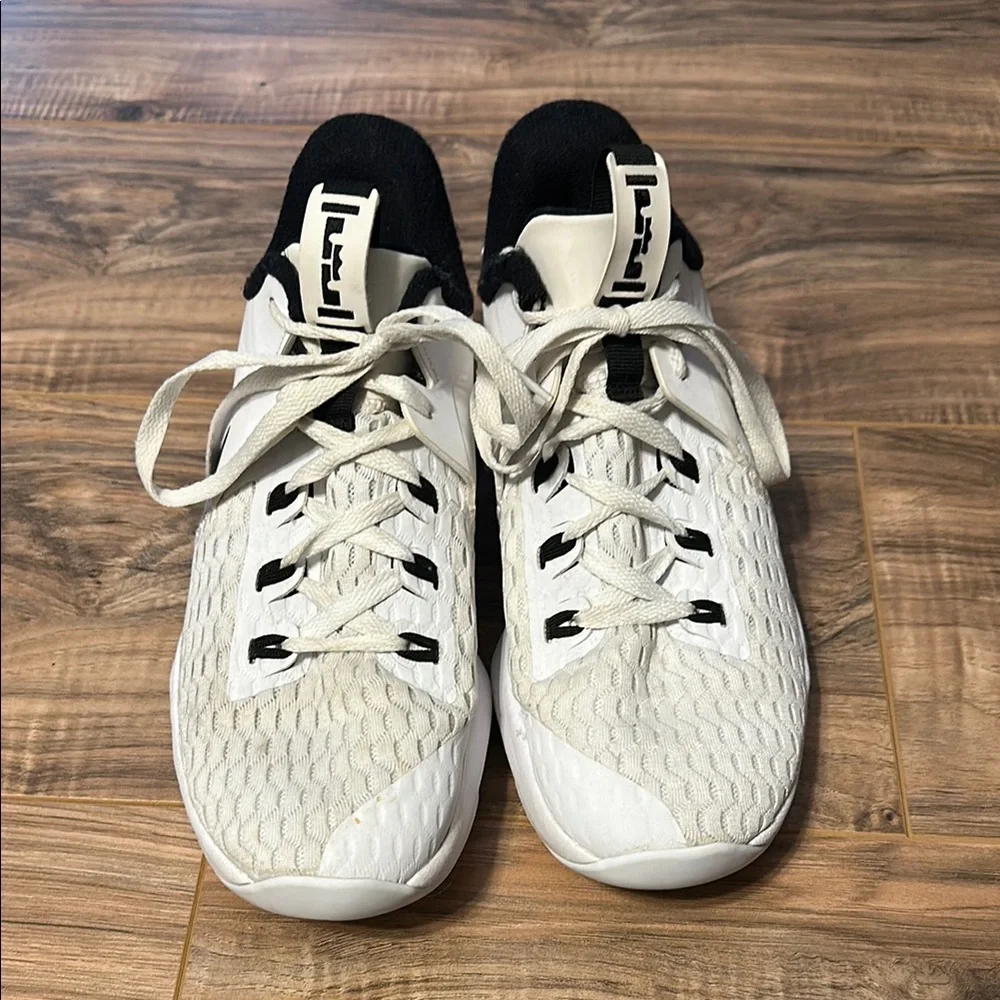 LeBron Witness 5 - Picture 2 of 3